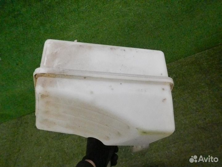 Бачок омывателя лобового стекла Volkswagen Jetta