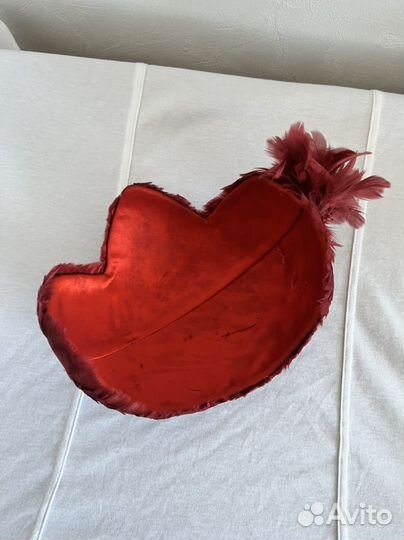 Шляпка из перьев женская