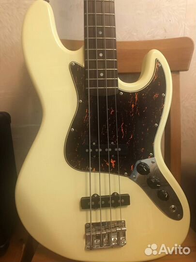 Бас-гитара Jay Turser JTB 402 IV