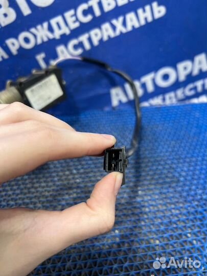 Передний правый замок двери Volvo 940 седан 1996