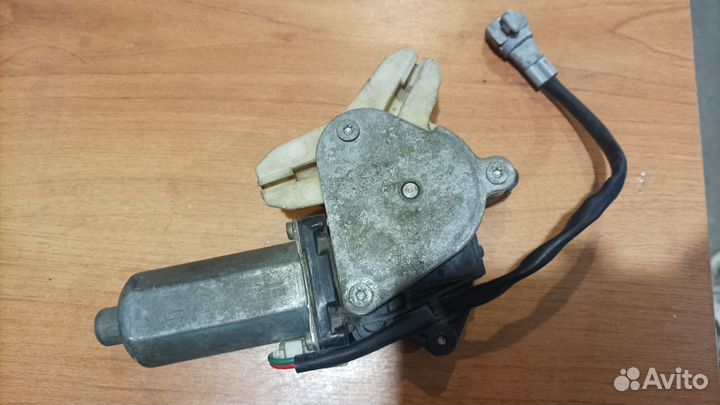 Моторчик стеклоподъемника правый Toyota Carina E