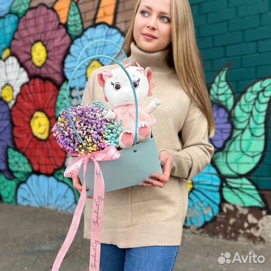 Композиция из гипсофилы с игрушкой