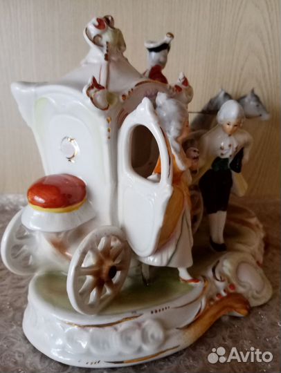 Статуэтка фарфоровая 