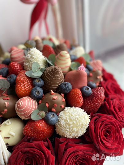 Подарочные корзины, клубника в шоколаде