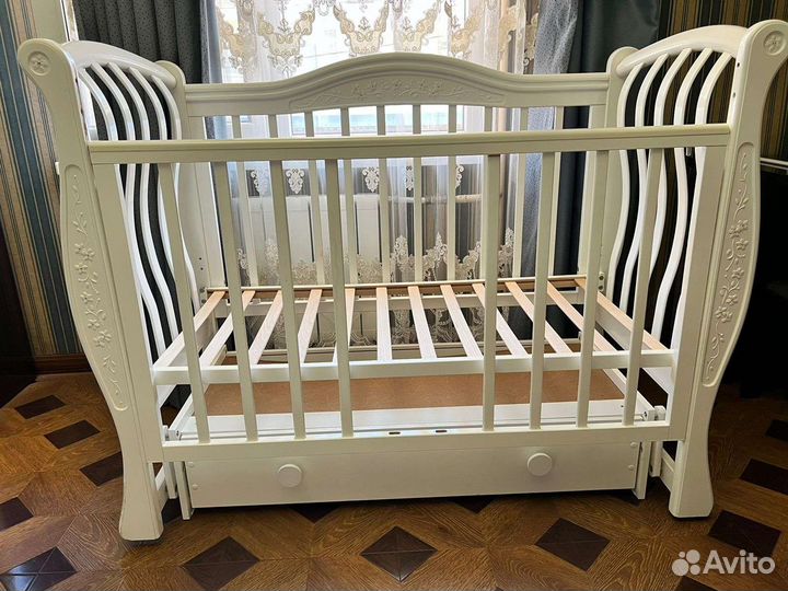 Детская кроватка с маятником