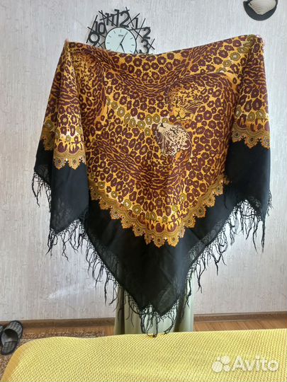 Шаль вязаная крючком. Ручная работа