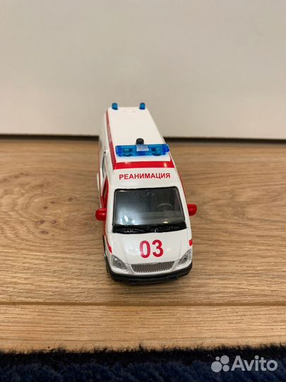 Игрушечная машина скорая помащь
