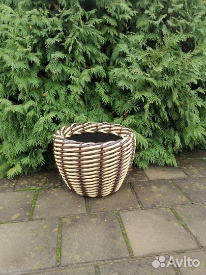 Кашпо из искусственного ротанга