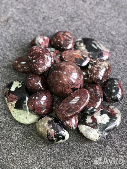 Галька эвдиалит