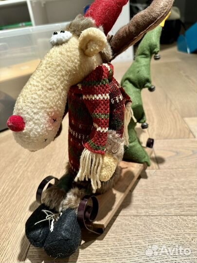 Олень на санках