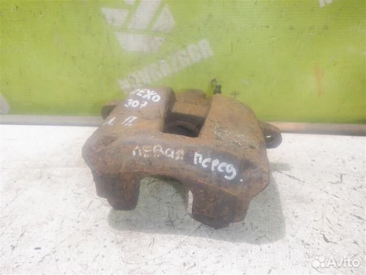 Суппорт передний левый Пежо 307