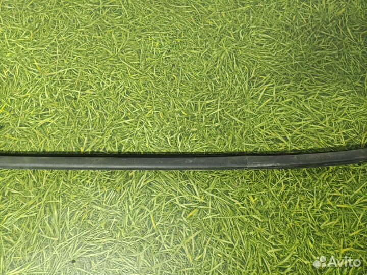 Уплотнительная резинка боковой двери передняя