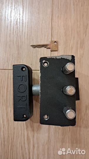 Замок дверной накладной