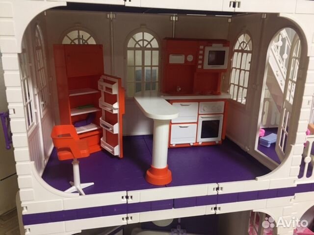 Большой кукольный домик с мебелью