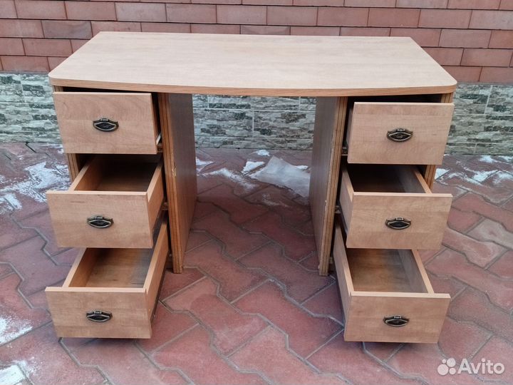 Детский письменный стол