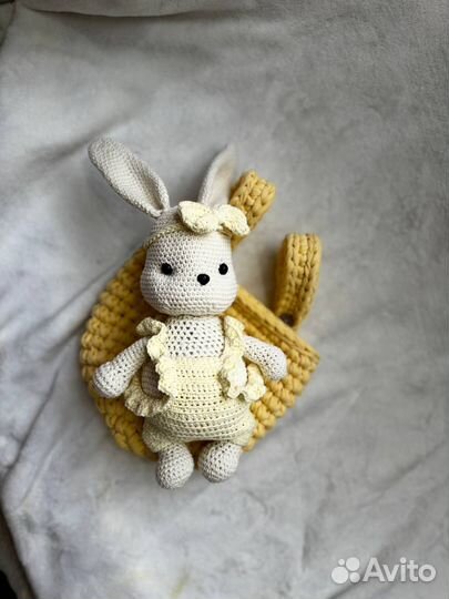 Вязанный зайка и подвесная корзинка на кроватку
