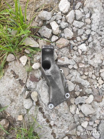 Кронштейн Volkswagen Passat B5 2.0