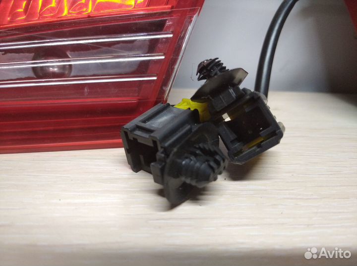 Фонарь в крышку багажника Peugeot 408