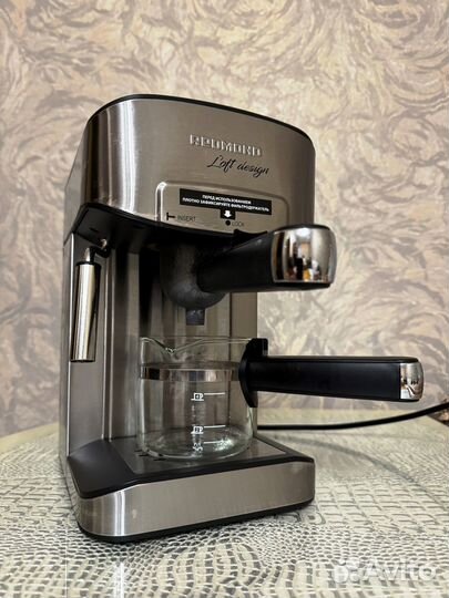 Рожковая кофеварка Redmond RCM-M1523 с капучинатор