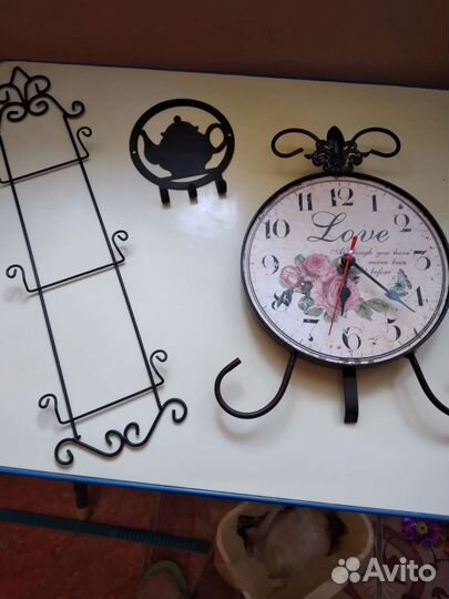 Часы, держатель настенных тарелок, вешплка