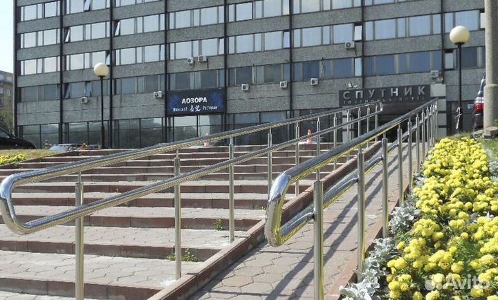 Винтовой пристенный поручень на лестницу