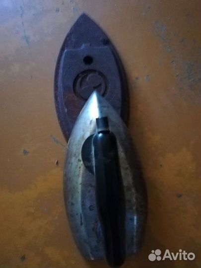 Чугунный утюг, Бидон, орешница