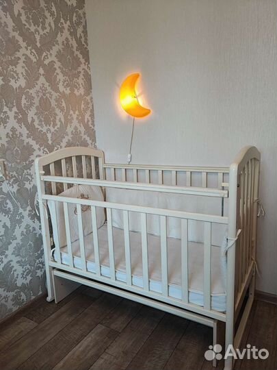 Детская кроватка с маятником