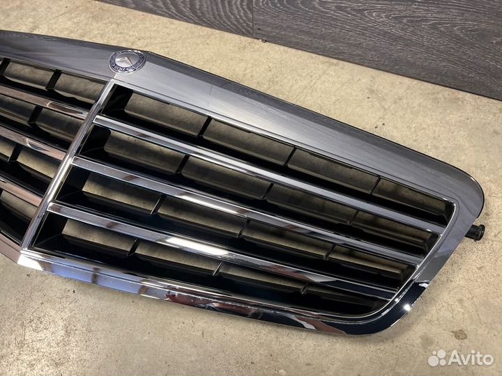 Решетка радиатора передняя Mercedes-Benz E-Class