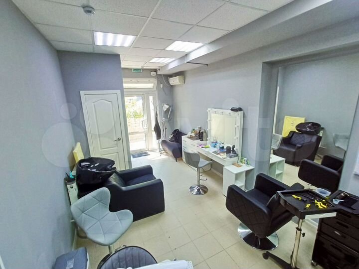 Первая линия. Торгово-Офисное или Салон в Центре