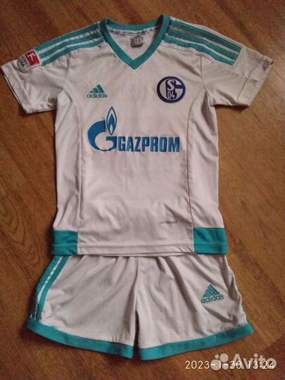 Футбольная форма и плавательные шорты 128