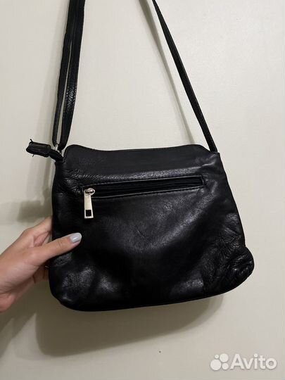 Черная кожаная сумка кроссбоди базовая