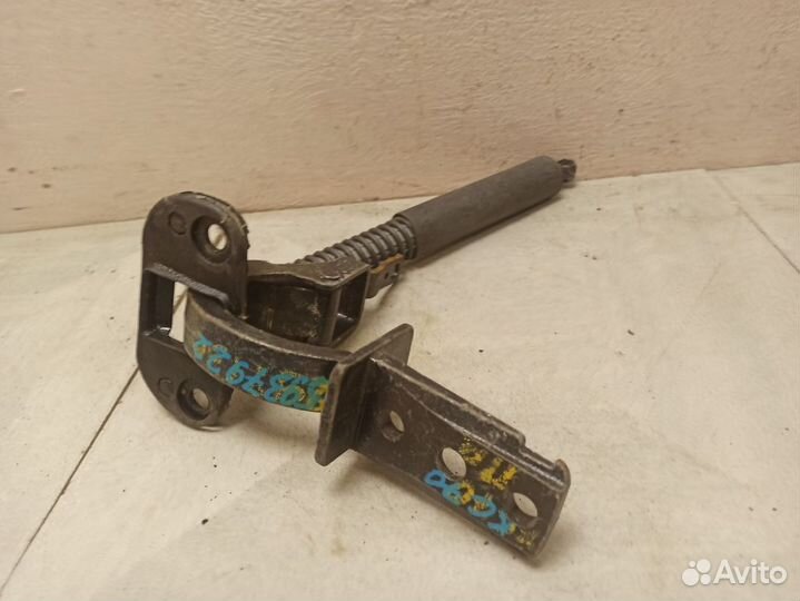 Петля двери багажника