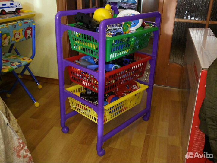 Стойка для игрушек пластиковая на колёсах