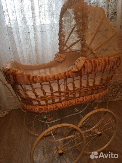 Большая плетённая коляска для кукол