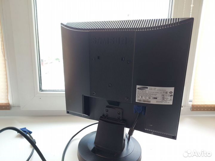 Монитор Samaung SyncMaster 720n + VA кабель