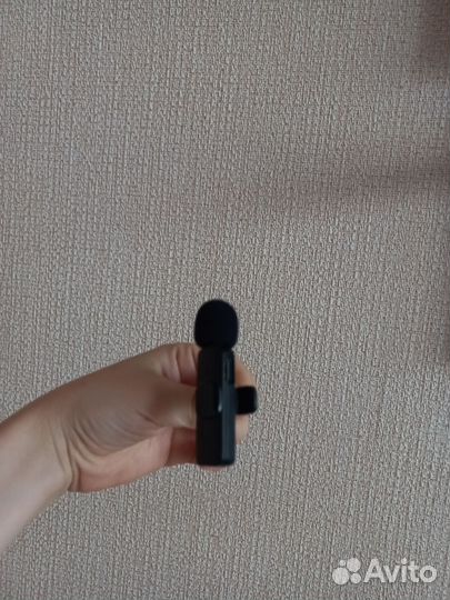 Два беспроводных петличных микрофонов