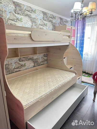 Двухъярусная кровать три спальных места