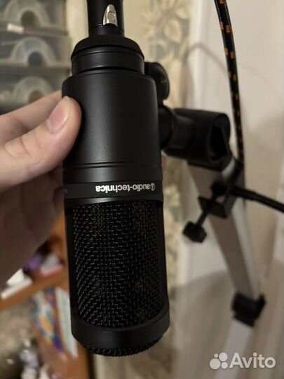 Студийный микрофон audio technica AT2020