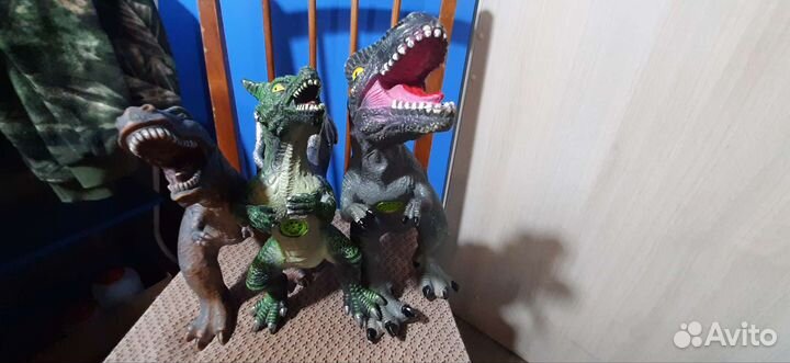 Три больших динозавра, одним лотом