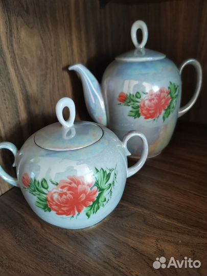 Чайник с сахарницей