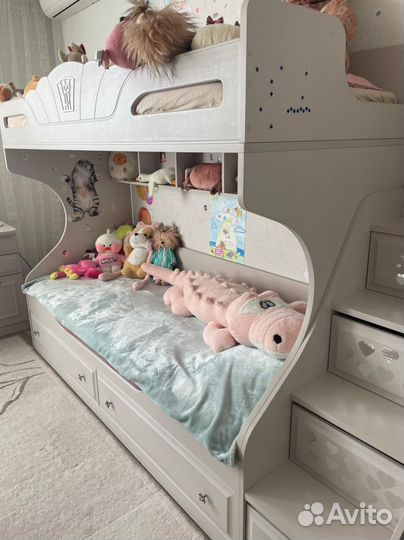 Двухъярусная кровать детская из массива; стол;