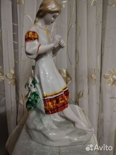 Фарфоровая статуэтка *Гадание на ромашке *