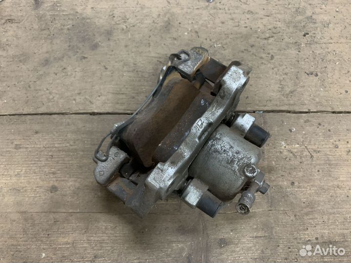 Суппорт передний правый Opel Astra H