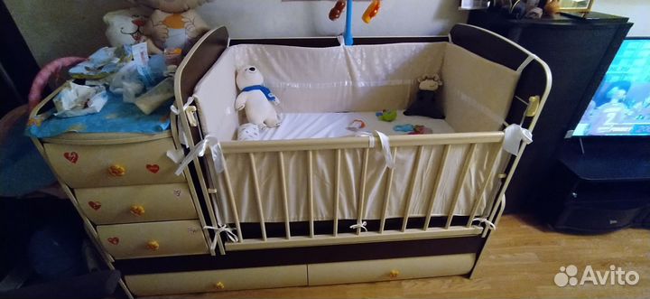 Детская кроватка с маятником и ящиком
