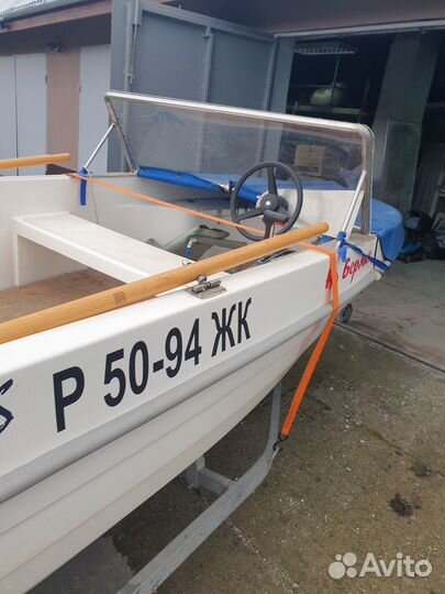 Лодка с мотором и прицепом
