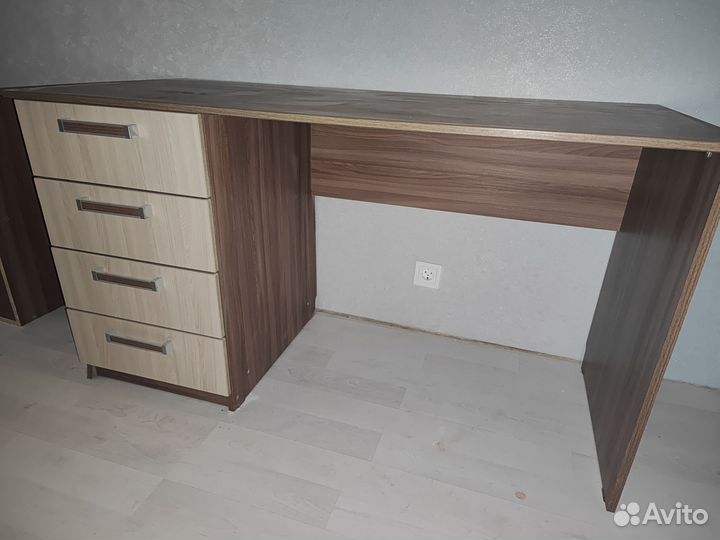 Подвесная полка с письменным столом