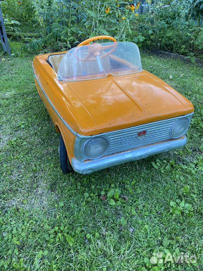 Детский педальный москвич