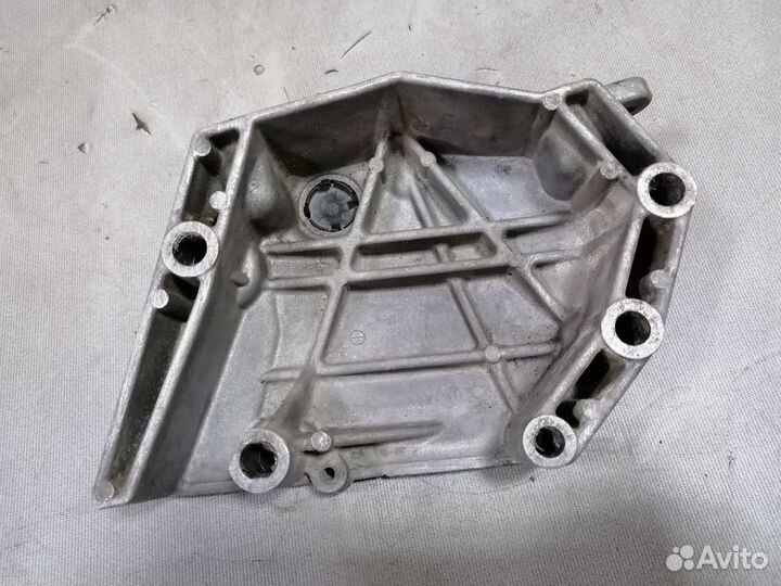 Кронштейн двигателя правый Renault Logan 2005-2014