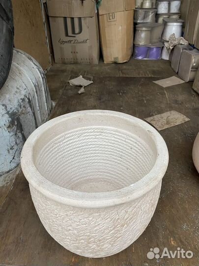 Большой цветочный горшок