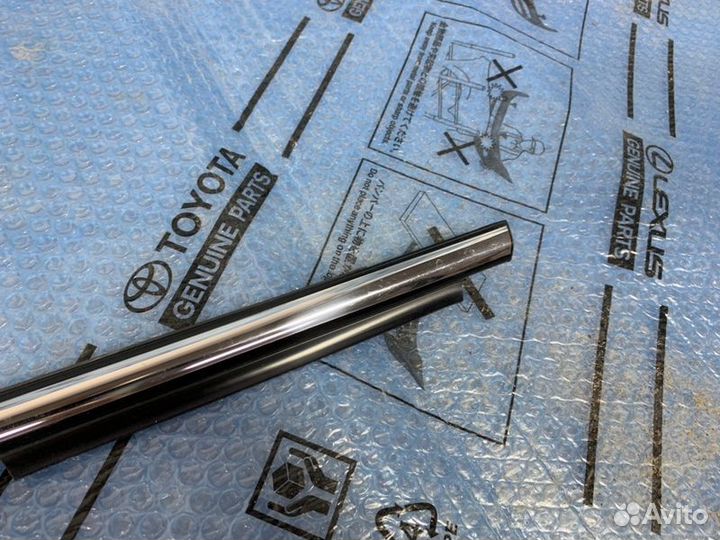 Накладка стекла задняя правая Lexus Lx570 2007